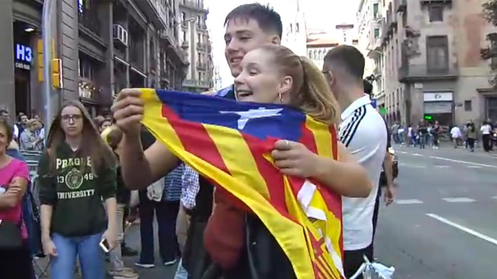 Dós jóvenes con banderas de España y esteladas se abrazan y piden "respeto"