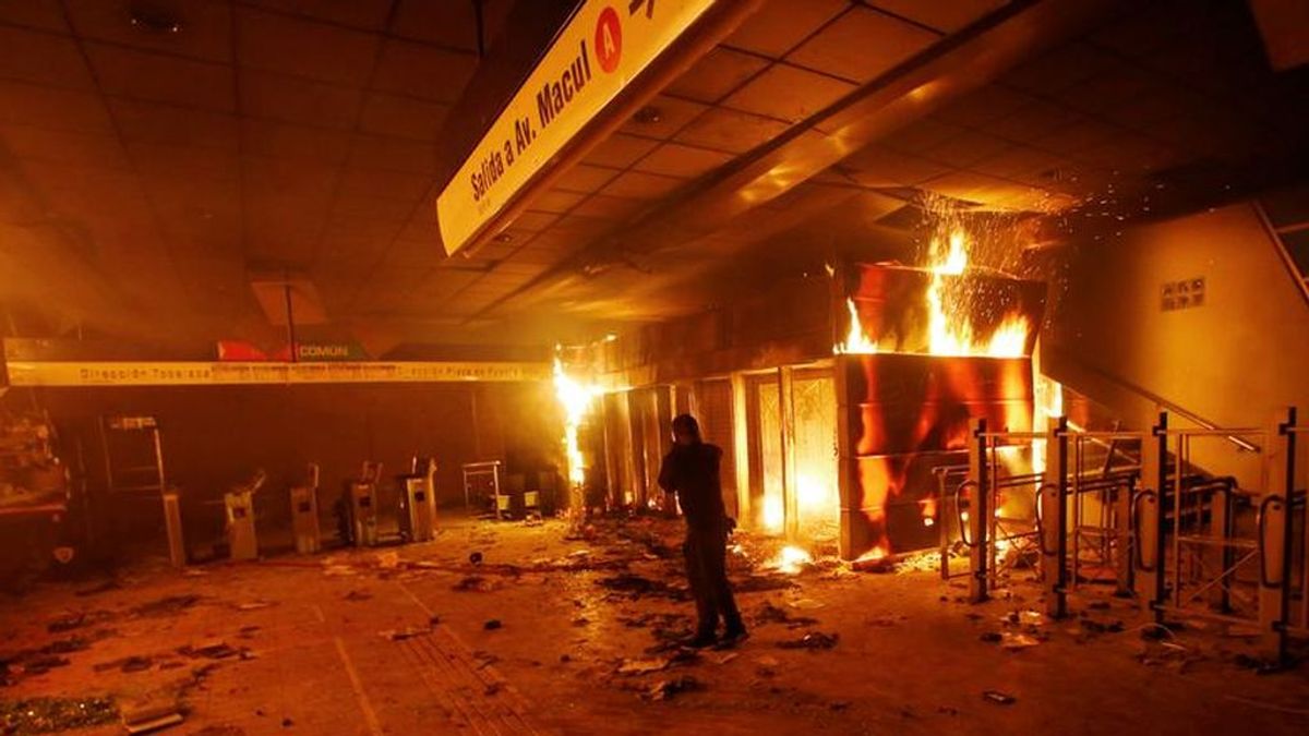 Chile declara el estado de emergencia tras las protestas por la subida del precio del metro en Santiago
