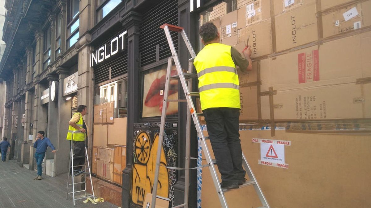 Los comercios de Barcelona se blindan ante nuevas convocatorias Los comercios de Barcelona se blindan ante nuevas convocatorias