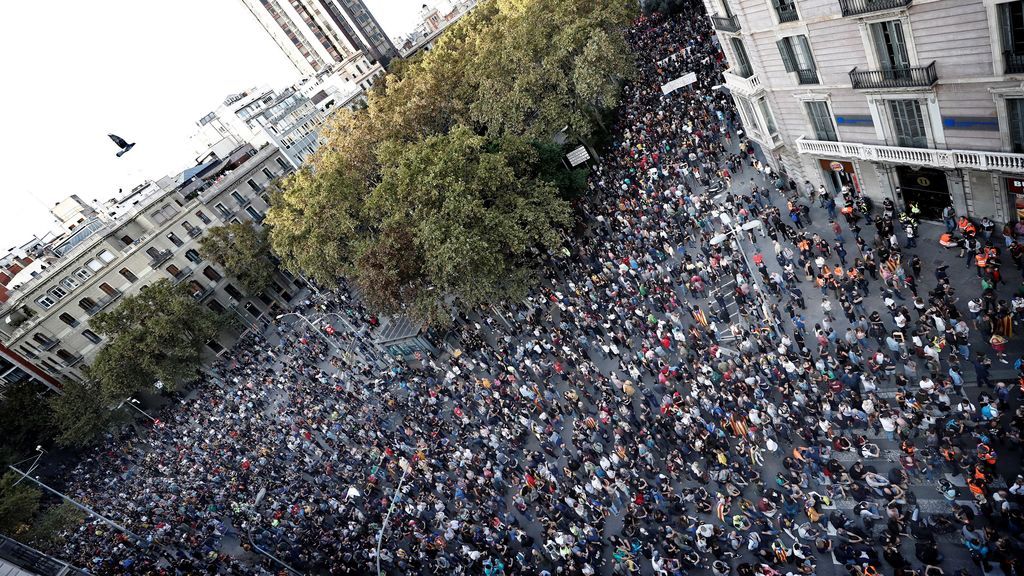 Miles de personas se concentran en la plaza de Urquinaona