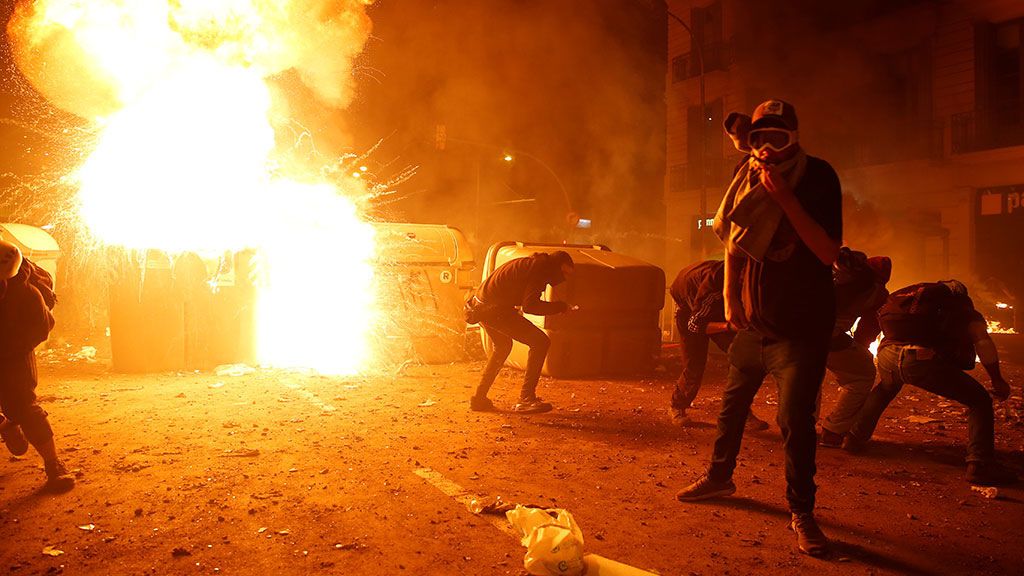 Las mejores imágenes de la última noche de disturbios en Barcelona Las mejores imágenes de la última noche de disturbios en Barcelona