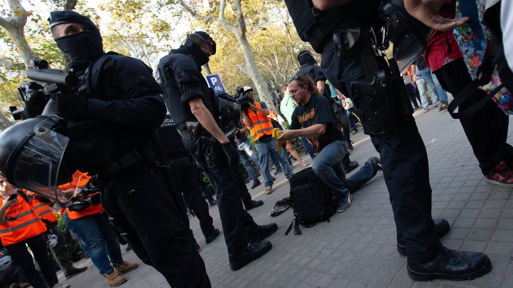 Los Mossos registran mochilas antes de la manifestación