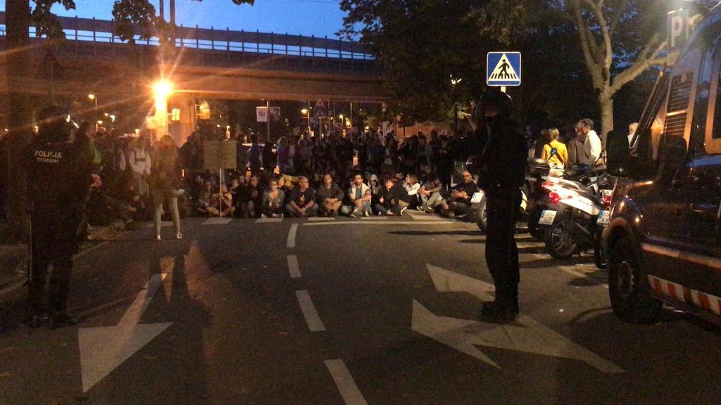 Sentada en Girona antes de la salida del coche con los detenidos.