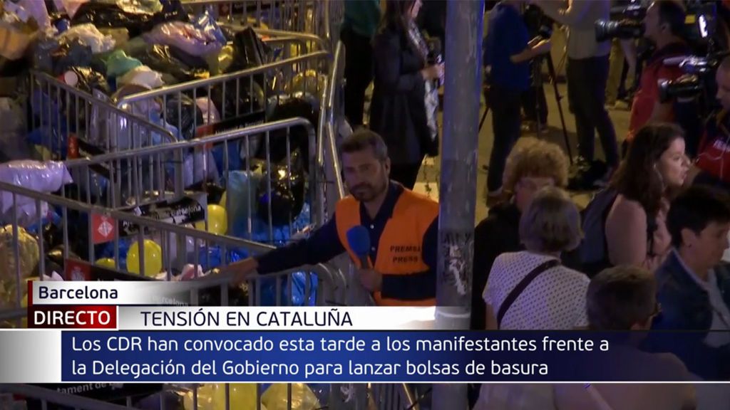 Más de un millar de manifestantes de la marcha de la Delegación del Gobierno continúan en el paseo de Gracia.