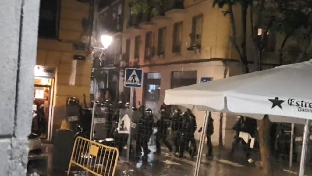 Graban los momentos de tensión en el barrio de Lavapiés: barricadas y antidisturbios