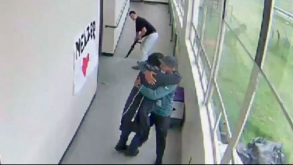 Un entrenador desarma y abraza después a un alumno que pretendía provocar un tiroteo en Oregón Un entrenador desarma y abraza después a un alumno que pretendía provocar un tiroteo en Oregón
