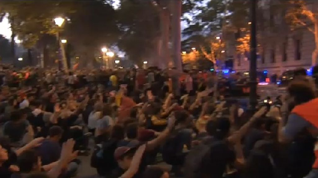 Manifestantes independentistas evitan episodios violentos en la sexta noche de protestas en Barcelona