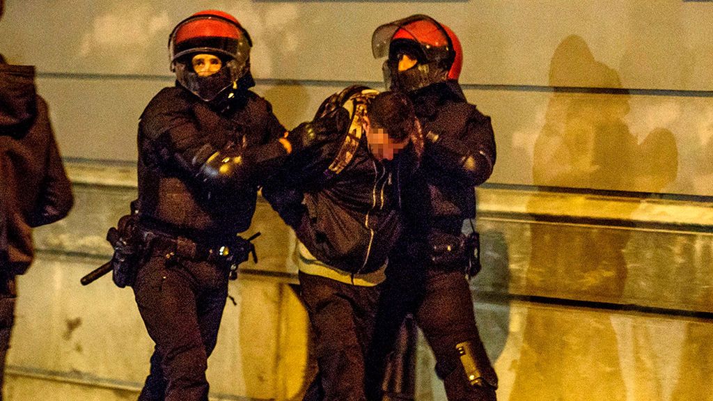 22 detenidos en la manifestación contra el mitin de VOX en Bilbao 22 detenidos en la manifestación contra el mitin de VOX en Bilbao