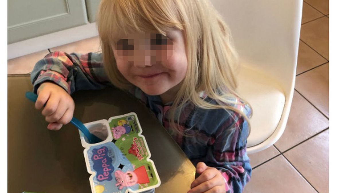 La travesura viral de una niña de 3 años: mientras su padre ordena la compra, se come 18 yogures en 10 minutos