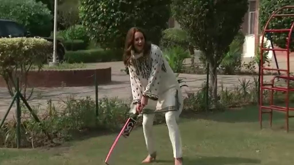 Los duques de Cambridge se atreven con una exhibición de críquet en su viaje a Pakistán