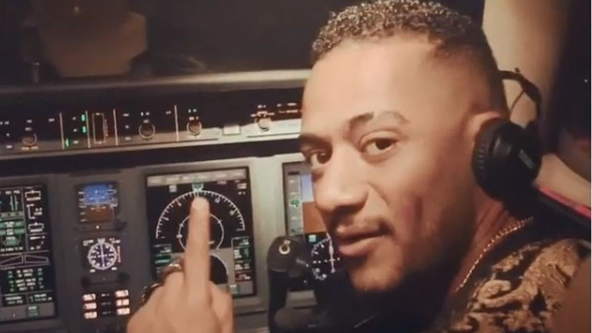 Suspenden a dos pilotos por permitir a un cantante egipcio ponerse a los mandos en pleno vuelo
