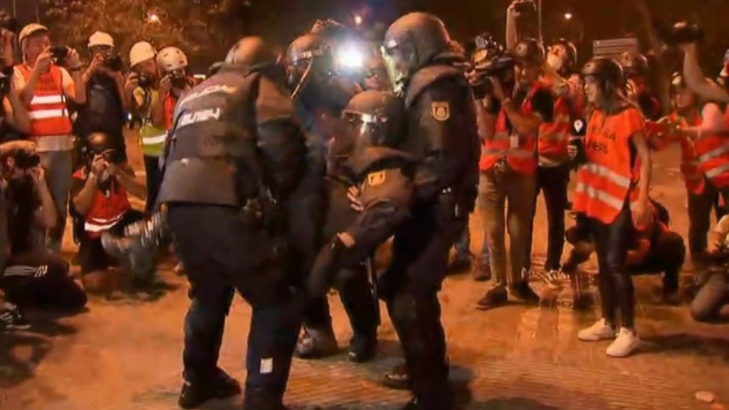 Miembros de la policía narran el infierno vivido en los disturbios de Barcelona
