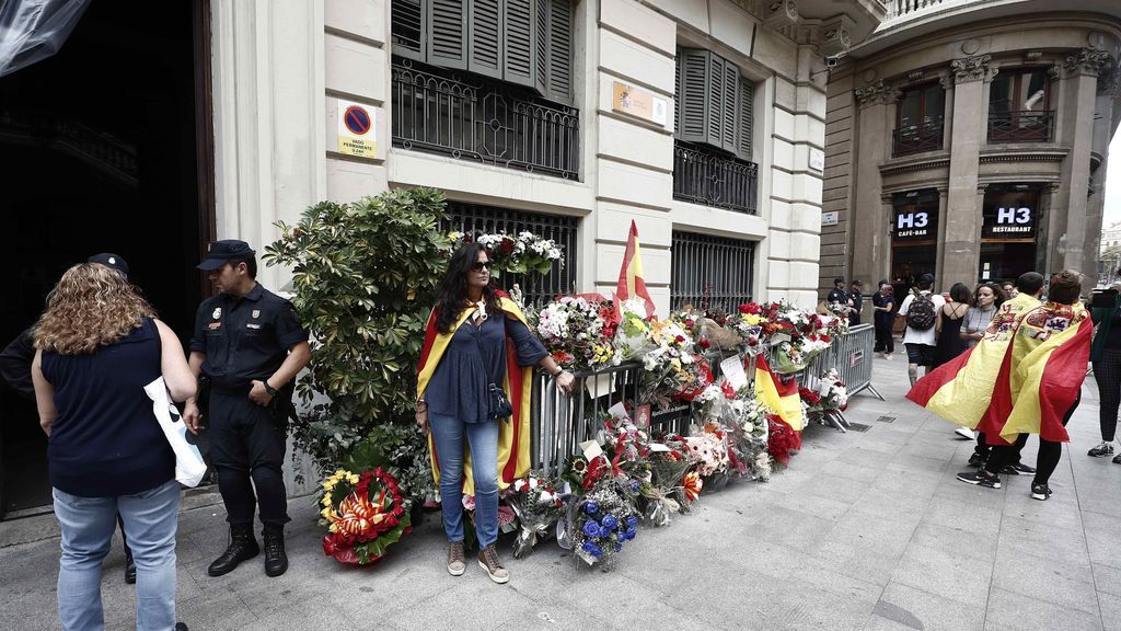 200 personas saludan a los policías nacionales en Barcelona ante la Jefatura como muestra de apoyo