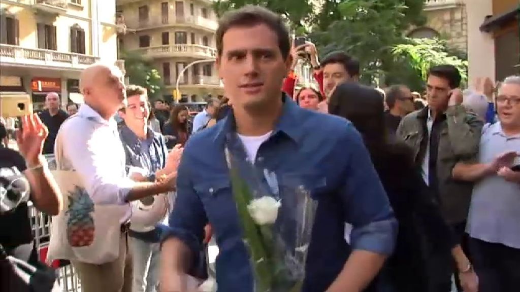 Rivera, Arrimadas y Roldán agradecen con flores a los agentes su trabajo en Cataluña