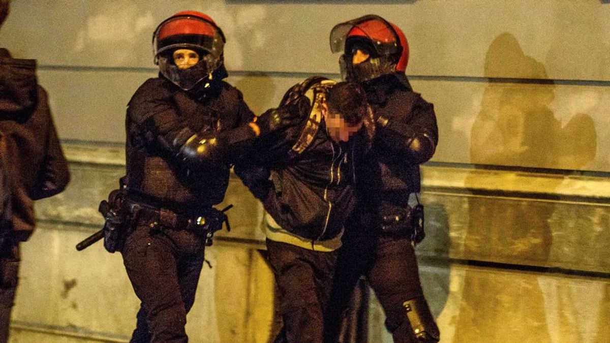 Cargas en Bilbao contra los concentrados "contra el fascismo" en el mitin de Vox: 15 detenidos y dos ertzainas heridos