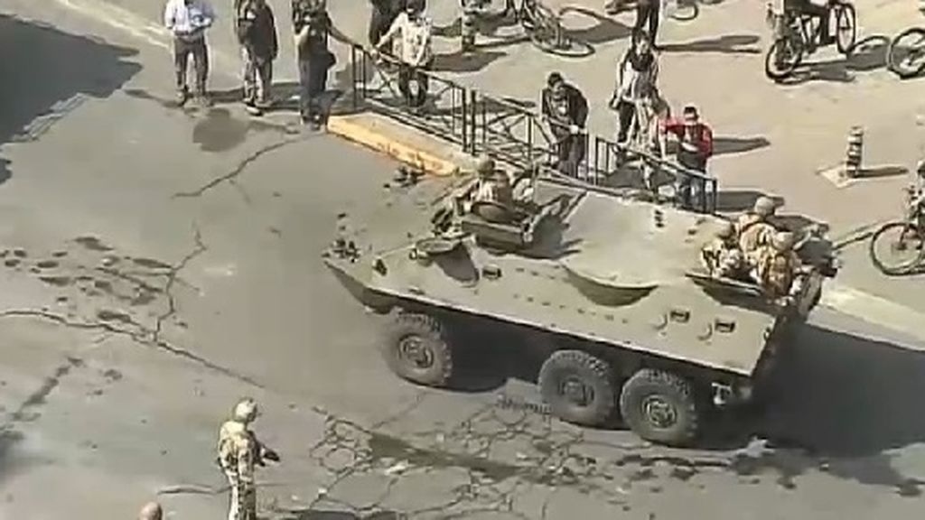 El ejército toma las calles de la capital de Chile tras declararse el estado de emergencia