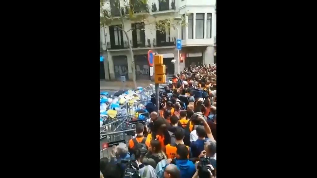 Un millar de personas lanzan bolsas de basura cerca de la Delegación del Gobierno en Barcelona