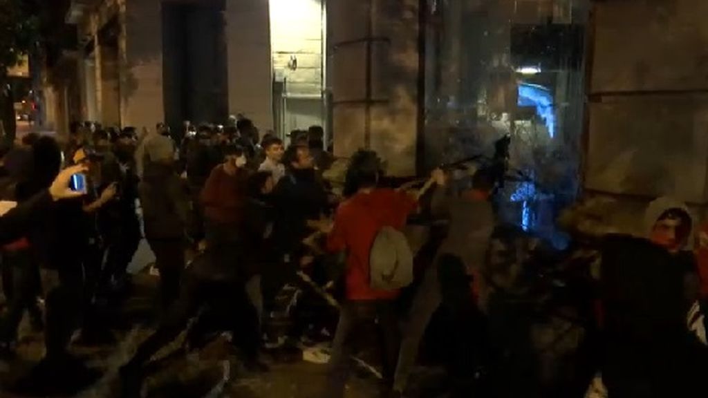 Un grupo de violentos asalta una tienda de tecnología en el centro de Barcelona