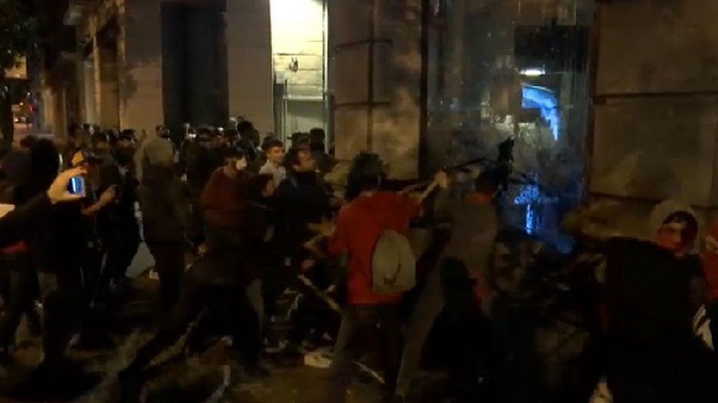 Un grupo de violentos asalta varios comercios en el centro de Barcelona