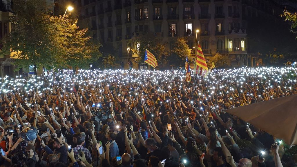 ‘Pícnic per la República’ pide a los manifestantes de la calle Mallorca encender las linternas de los móviles