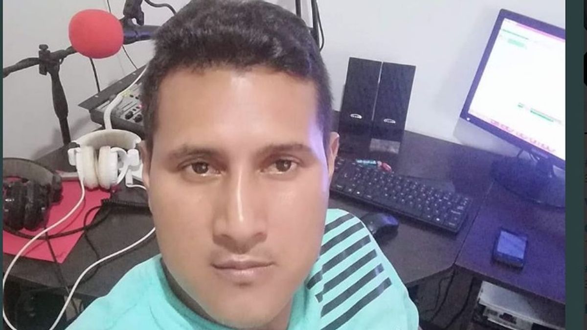 Asesinan a tiros a un periodista colombiano mientras trabajaba en una emisora de radio