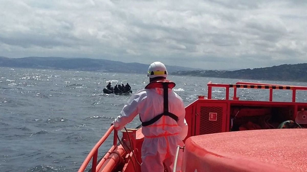 Rescatan a 33 personas a bordo de una patera en aguas de Tenerife