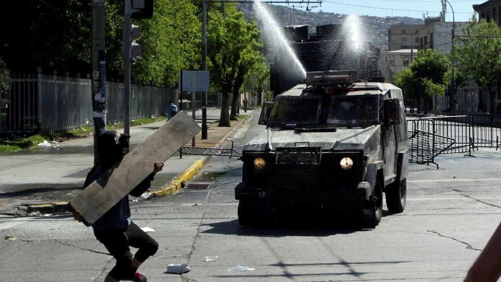 Chile da marcha atrás a la subida del precio del metro ante las violentas protestas