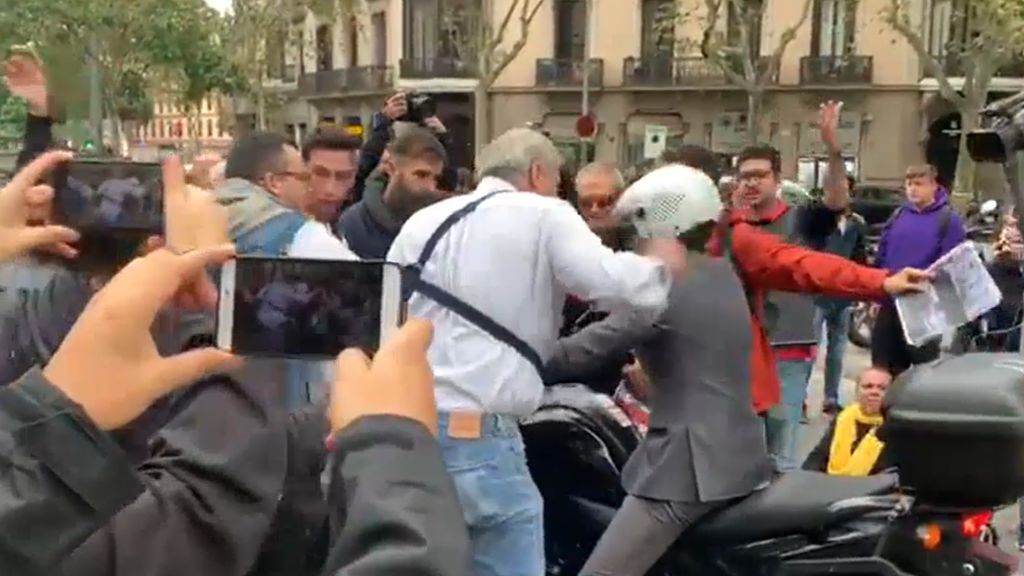 Un motorista intenta atropellar a varios manifestantes en Barcelona