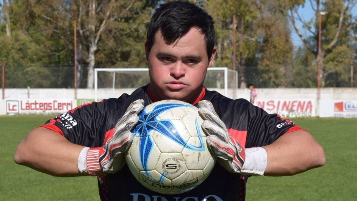 Un portero con síndrome de Down cumple su sueño: debuta, para un penalti y marca un gol