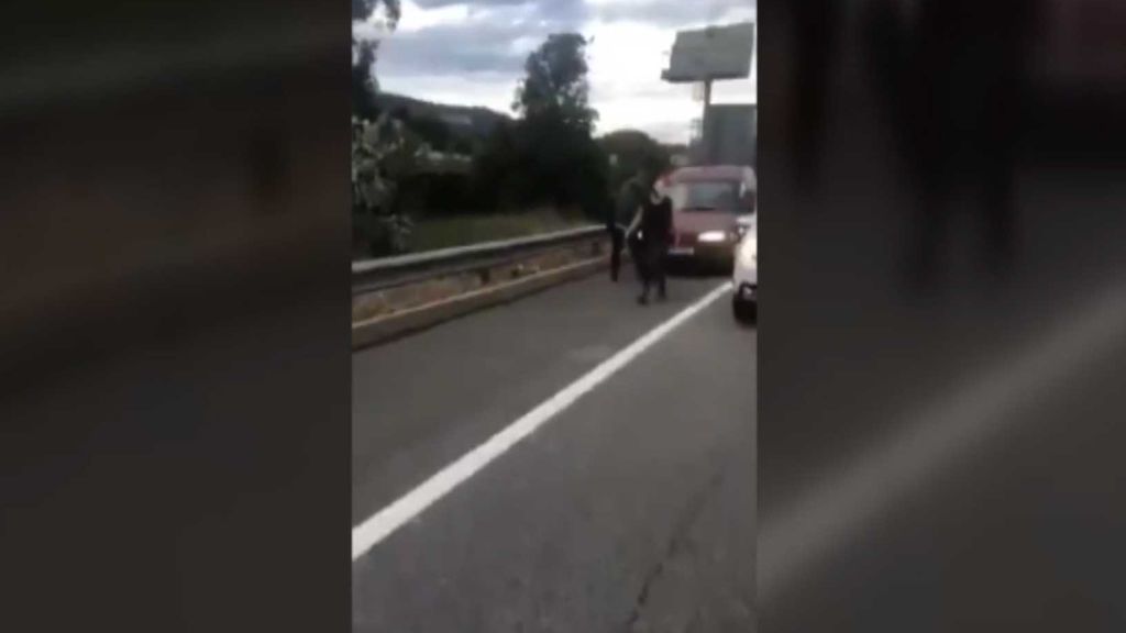 Un conductor se salta una barricada y arrolla a dos manifestantes en Argentona