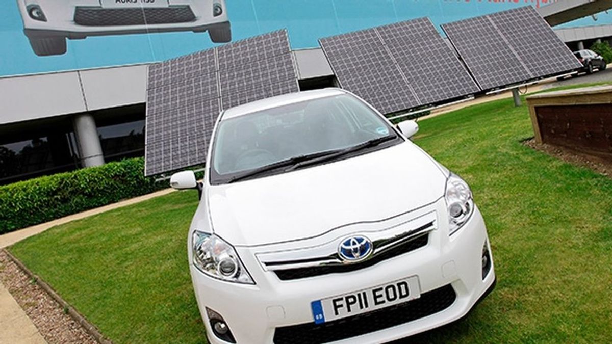 ¿Se puede recargar un coche eléctrico con paneles solares?
