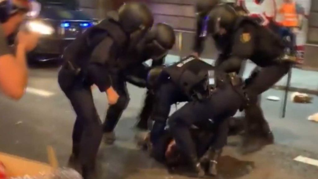 Preocupa el estado del policía con una fractura de cráneo en los disturbios de Cataluña
