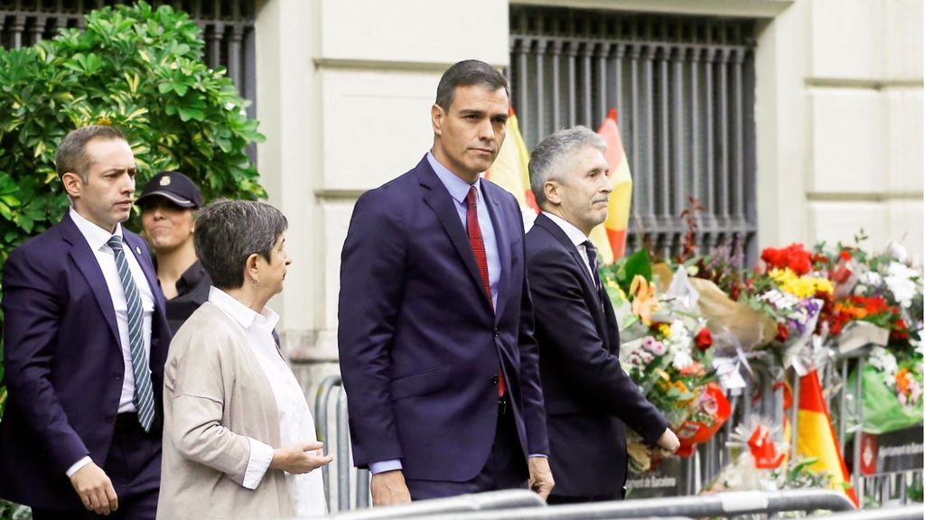 Pitada a Pedro Sánchez en su visita a los policías heridos de Cataluña