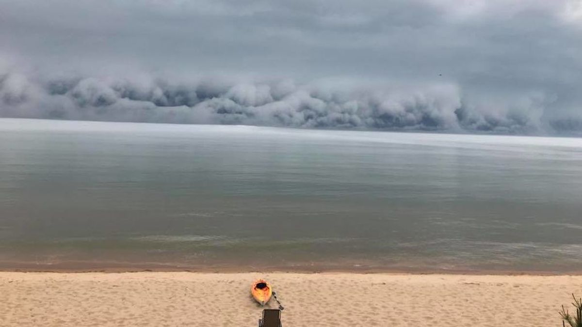 Ni olas, ni humo de una explosión: las curiosas nubes vistas sobre el lago Michigan