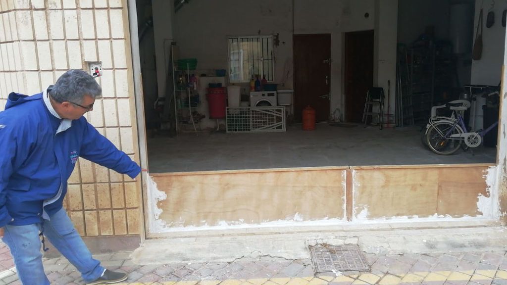 Vecinos levantan pequeños muros