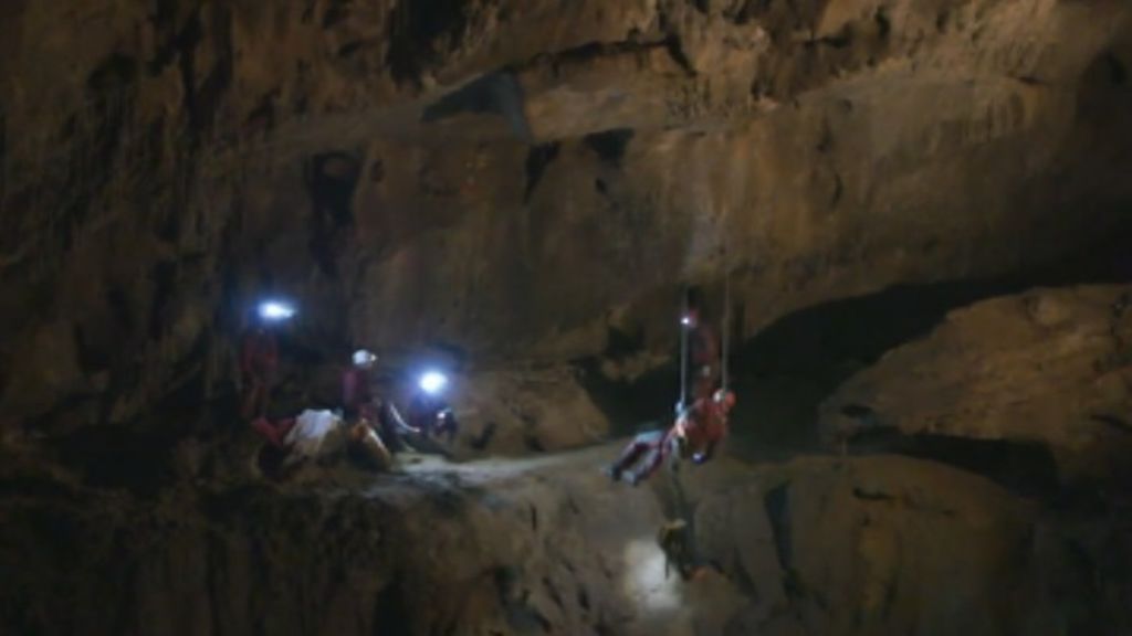 Localizan a los espeleólogos portugueses perdidos en una cueva de Cantabria a unas cuatro horas de la entrada