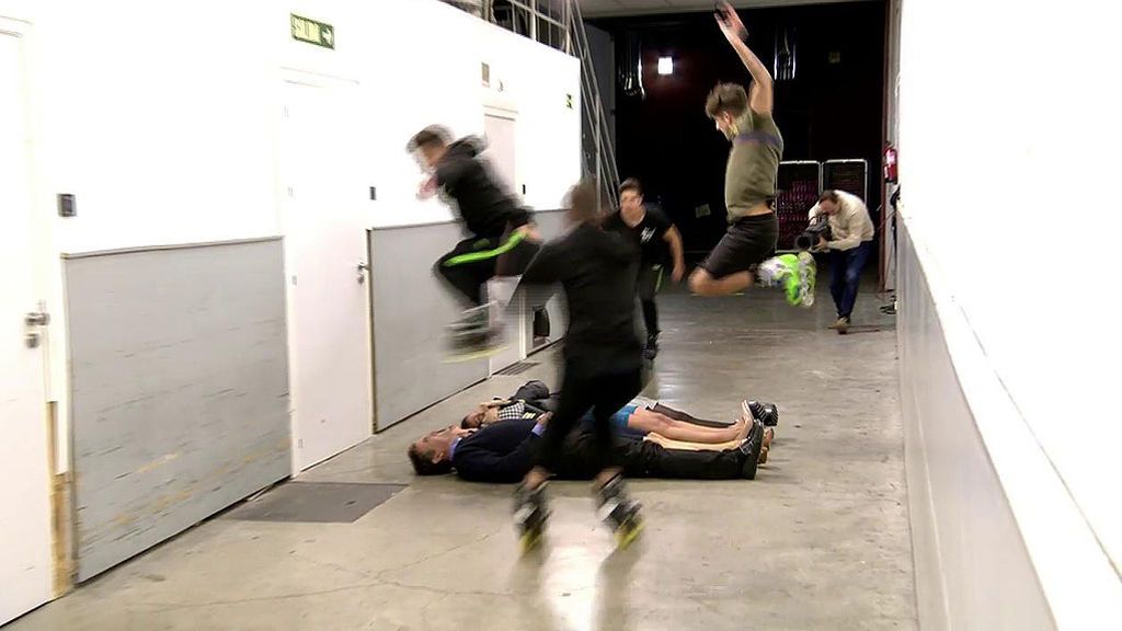 Descarga de adrenalina en directo: Rollersol ‘vuelan’ sobre los colaboradores de ‘Sálvame’