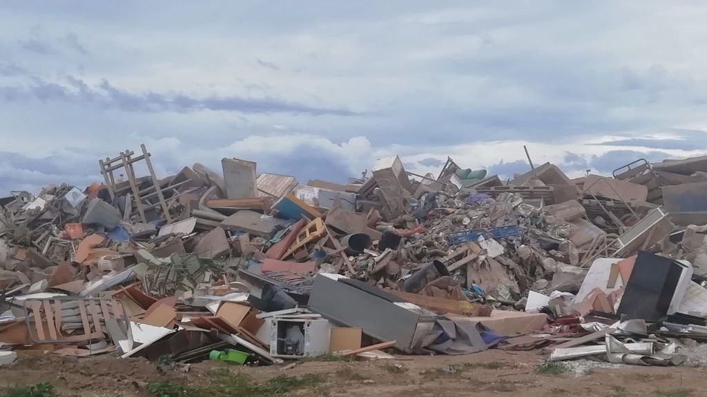 Montañas escombros en Los Alcázares