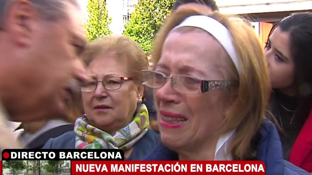 La madre del policía herido en Barcelona llora en la manifestación de apoyo a los policías