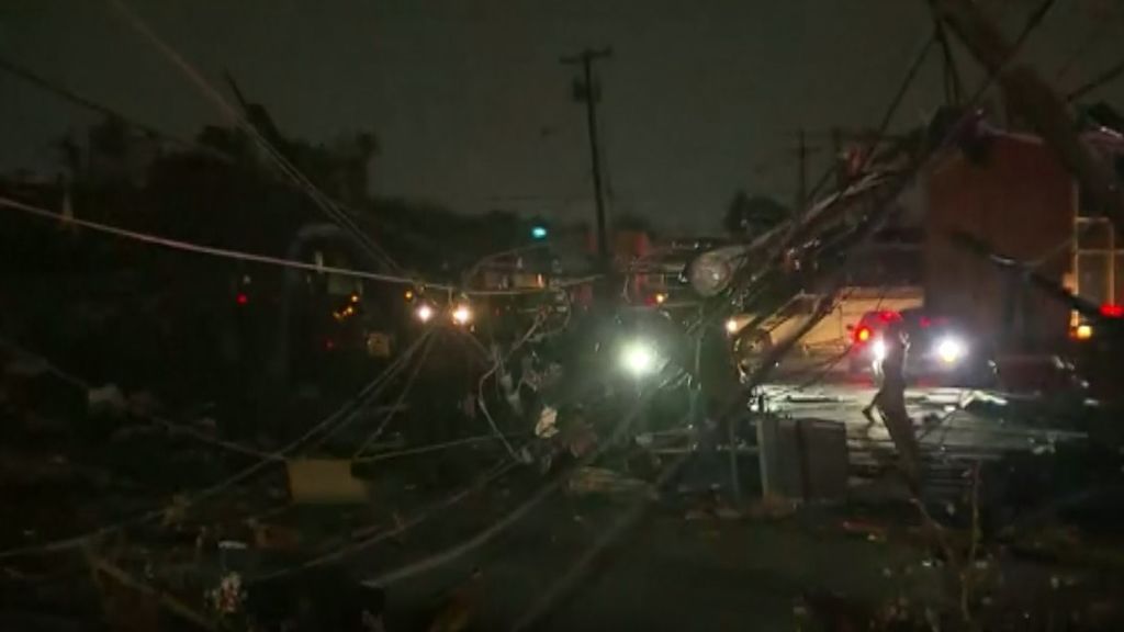 Los efectos del último tornado en Dallas, Texas, dejan un balance devastador