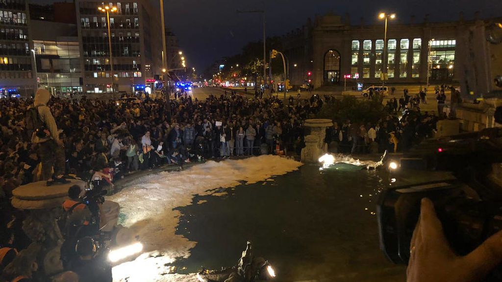 La protesta en Cataluña muta en incidentes de baja intensidad La protesta en Cataluña muta en incidentes de baja intensidad