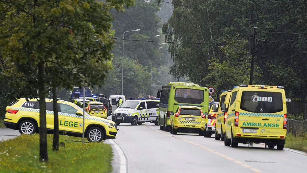 Un hombre armado roba una ambulancia y arrolla a varias personas en Noruega Un hombre armado roba una ambulancia y arrolla a varias personas en Noruega