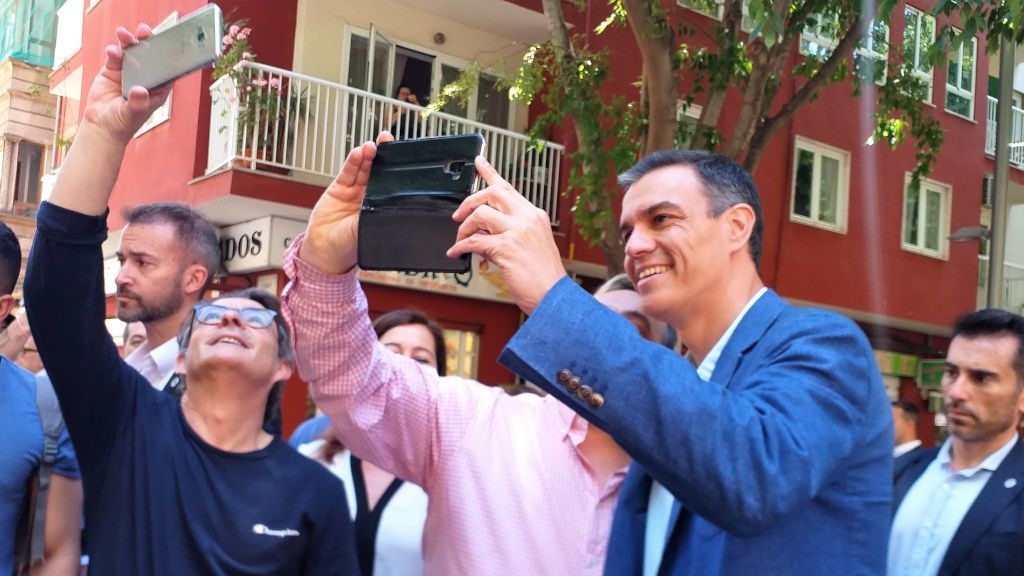 Las redes sociales 'trolean' la iniciativa del PSOE para recuperar 'selfis' con Pedro Sánchez Las redes sociales 'trolean' la iniciativa del PSOE para recuperar 'selfis' con Pedro Sánchez