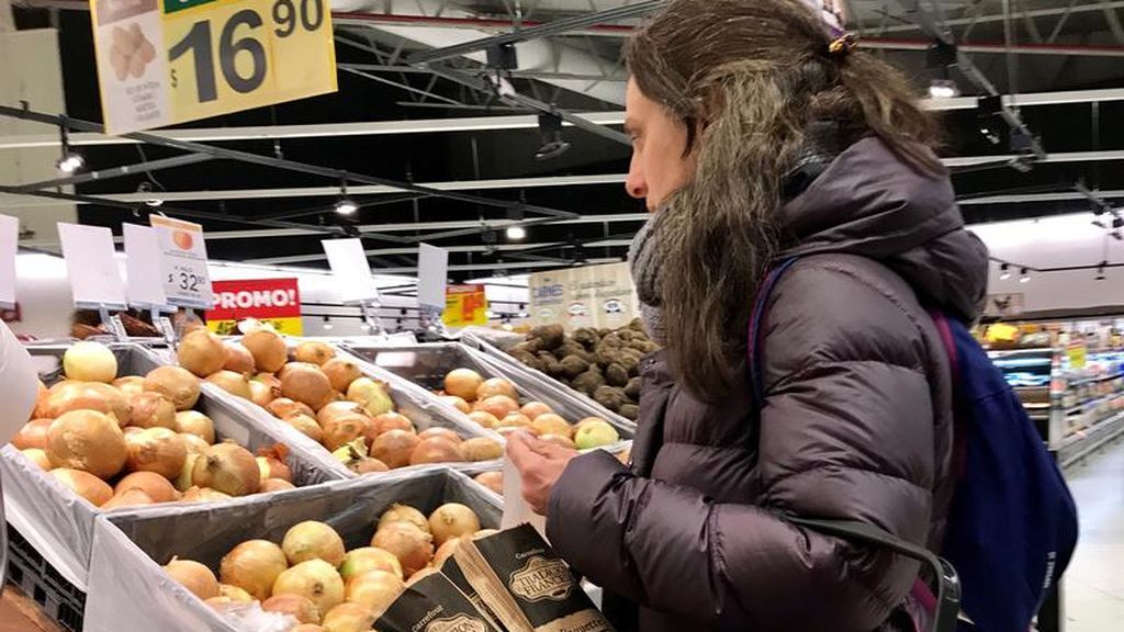 Una mujer compra en un supermercado