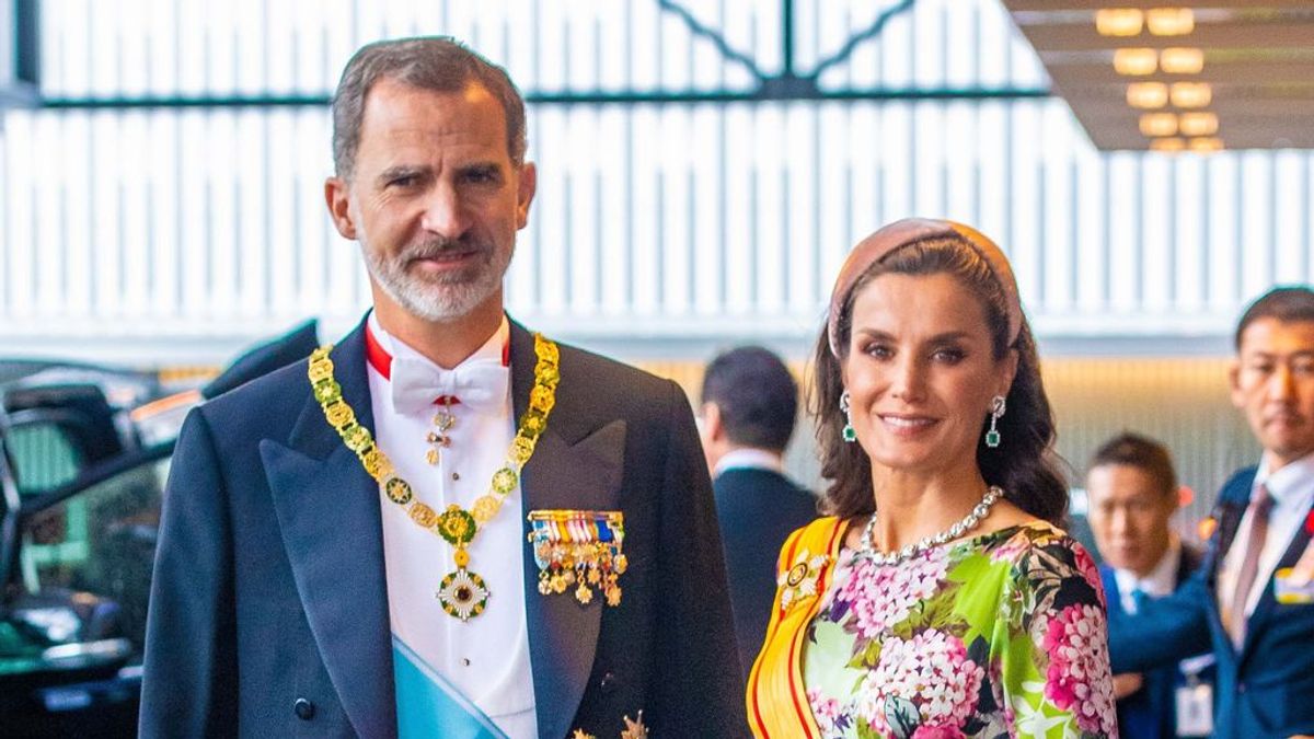 Con diadema, vestido de flores y muy enjoyada: el look de la reina Letizia en la entronización de Naruhito de Japón