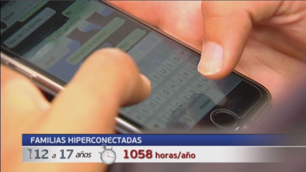 Los menores españoles de entre 12 y 17 años pasan más tiempo con el móvil que en el colegio