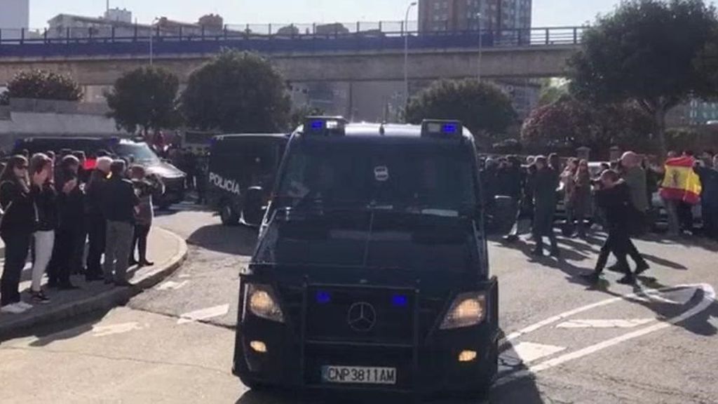 Regresan como héroes los policías gallegos desplegados en Barcelona