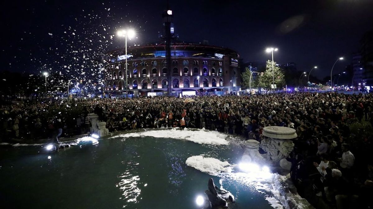 Centenares de personas se concentran en plaza Espanya de Barcelona y tiran jabón a la fuente