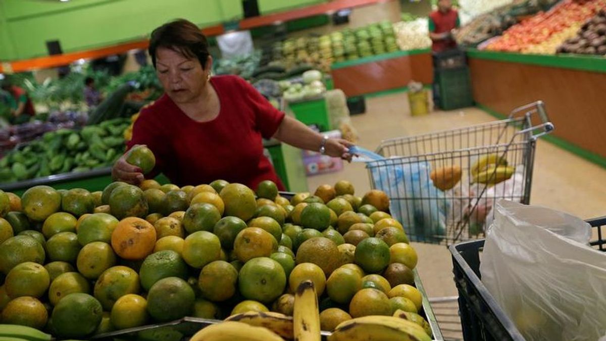 Una clienta compra fruta en un supermercado