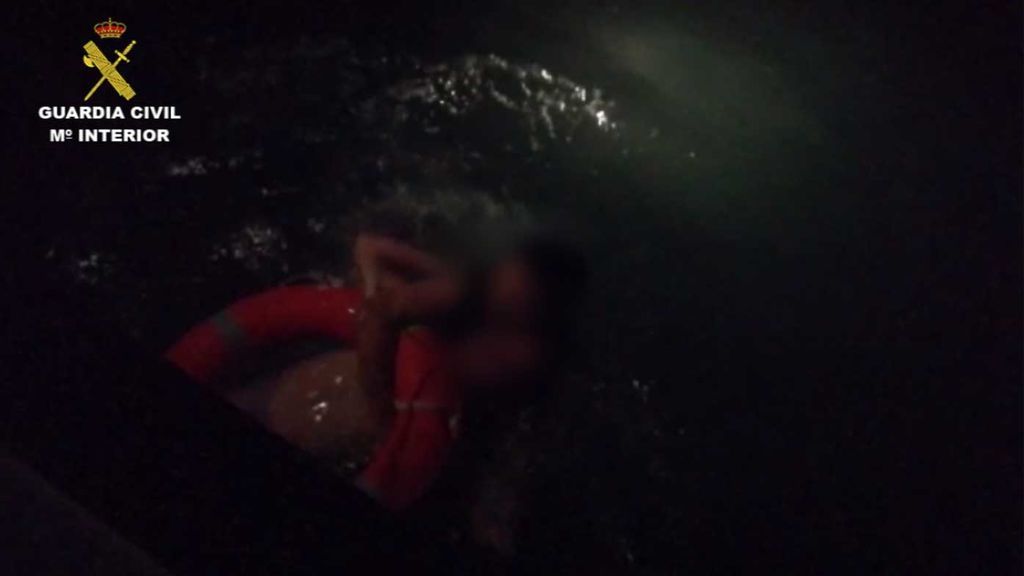 Rescatan a un hombre que se estaba ahogando en el Puerto de Barcelona